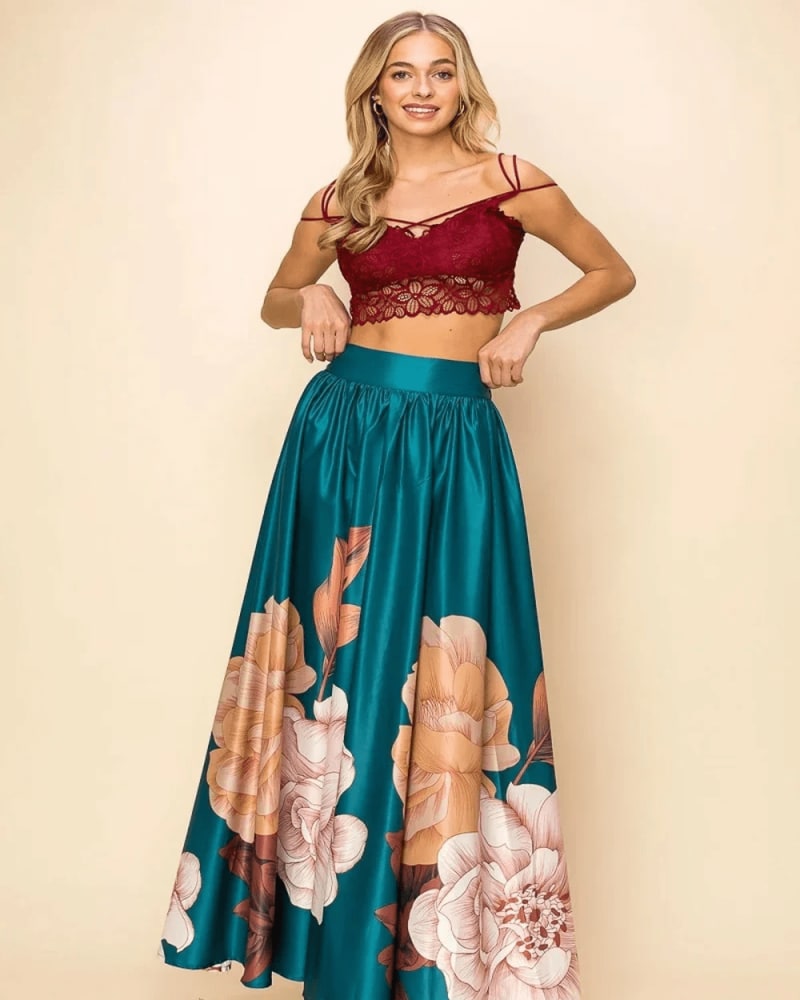 Front of a model wearing a size XL Printed Maxi Skirt in Green by Très Chic. | dia_product_style_image_id:321828